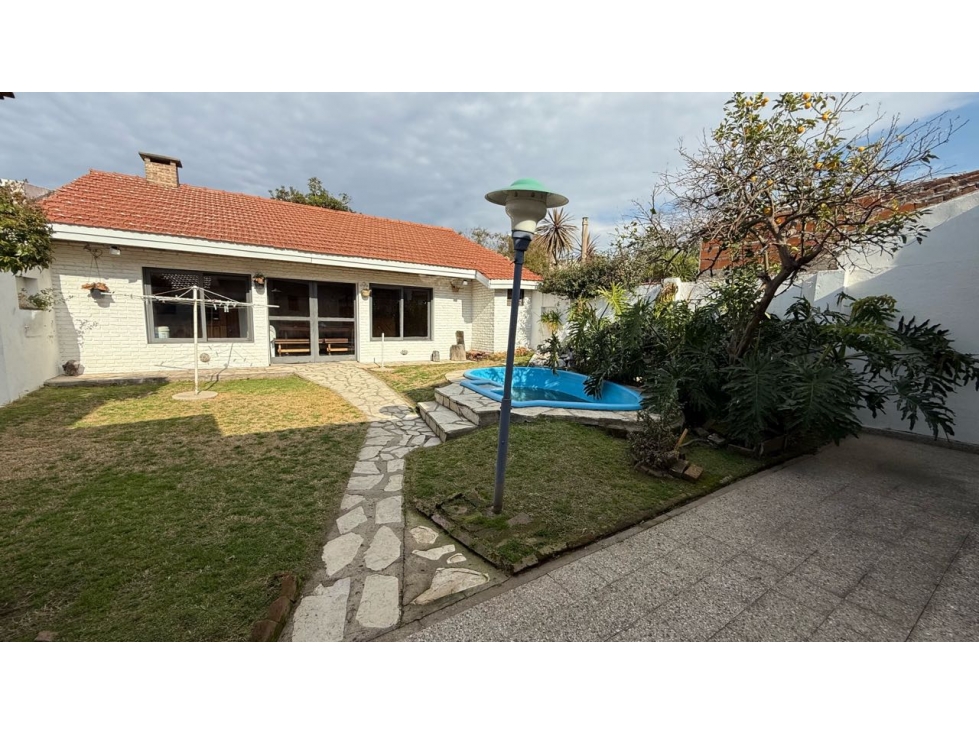 VENTA CASA SOBRE LOTE DE 275m2 c PISCINA EN BANFIELD LOMAS DEL ZAMORA - 4