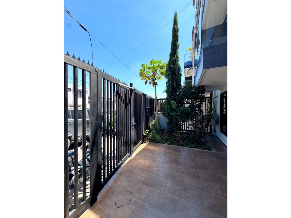 VENTA CASA TRES NIVELES EN LAS MERCEDES- PALMIRA