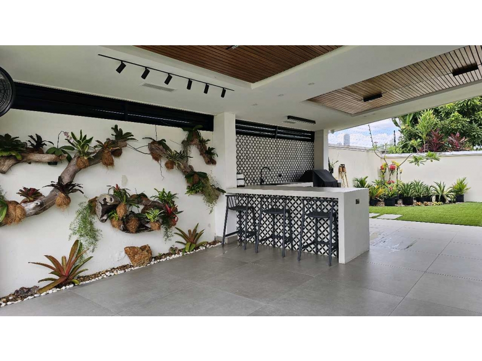 VENTA CASA MODERNA REMODELADA EN COSTA SUR (CP)