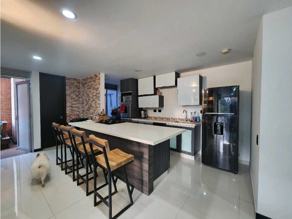 VENTA DE APARTAESTUDIO CON TERRAZA Y JACUZZI, ENVIGADO ESMERALDAL