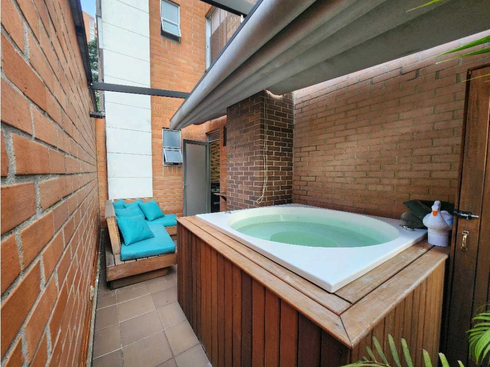 VENTA DE APARTAESTUDIO CON TERRAZA Y JACUZZI, ENVIGADO ESMERALDAL — foto 2