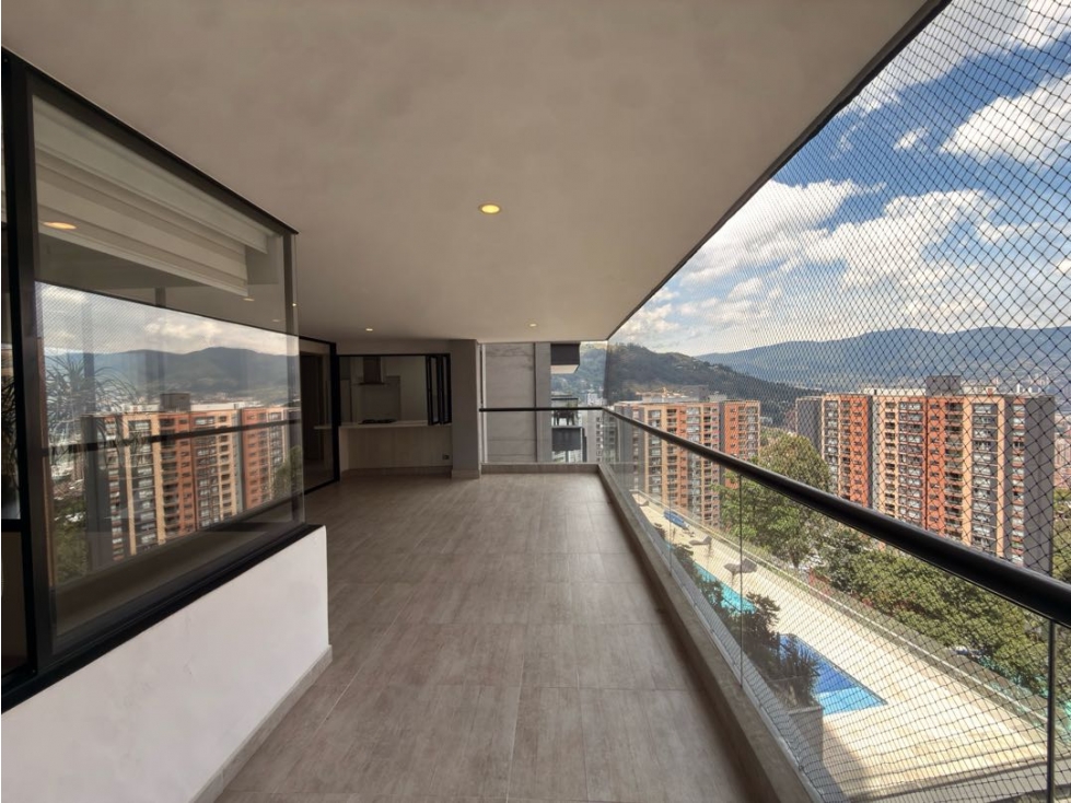 Venta de apartamento con vista a la ciudad en la Loma de las Brujas