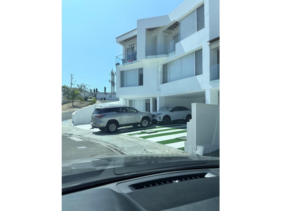 Apartamento de venta, 3 habitaciones en Ciudad del Mar Manta. — foto 2