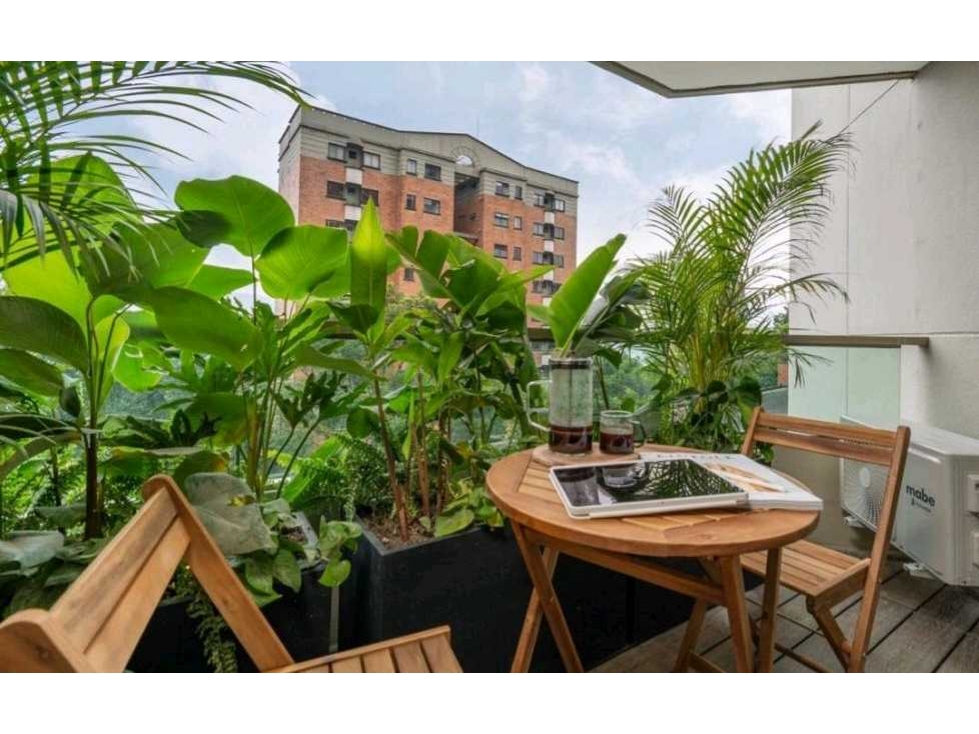 VENTA DE APARTAMENTO REMODELADO EN POBLADO, SECTOR EL TESORO.