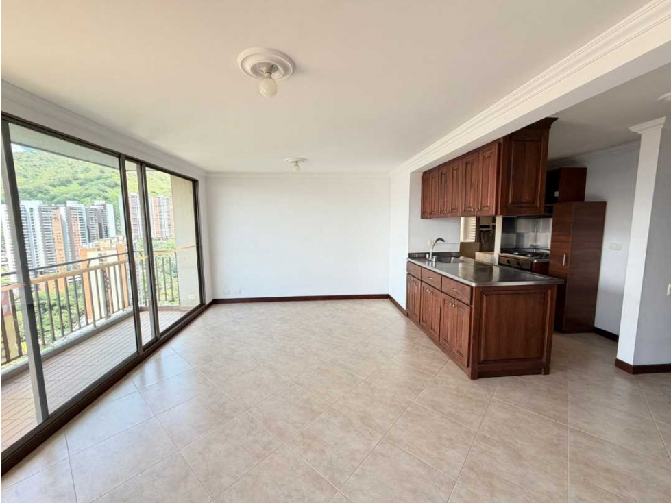 Venta de apartamento en la Loma de los Bernal, Medellín, piso alto