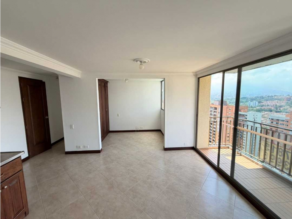 Venta de apartamento en la Loma de los Bernal, Medellín, piso alto — foto 2
