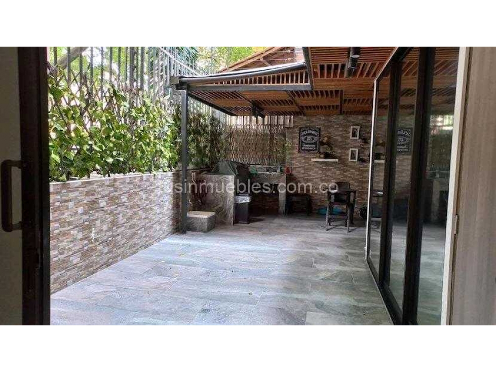Venta de apartamento en Laureles remodelado con terraza, primer piso