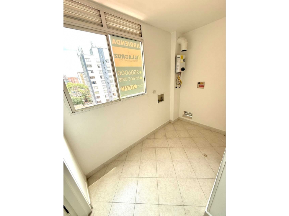 Venta de apartamento en Laureles Segundo Parque, piso alto, Medellín - 2