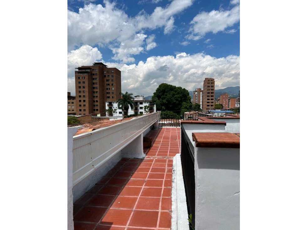 VENTA DE APARTAMENTO EN LOS COLORES CON TERRAZA.