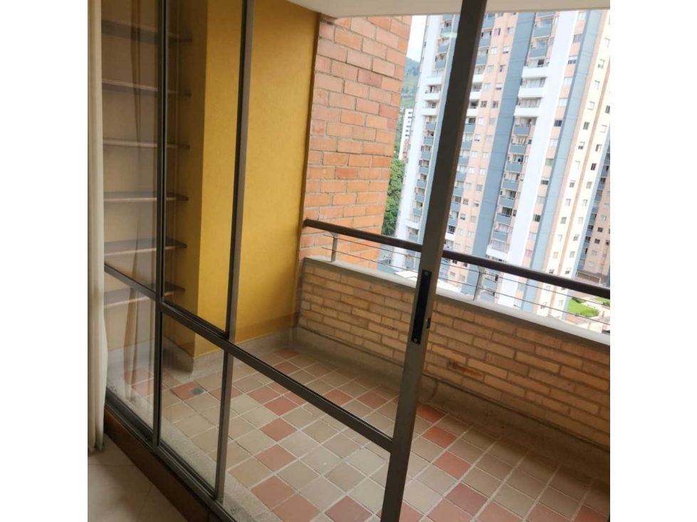 Venta de apartamento en Sabaneta sector Aves María, piso alto!! — foto 2