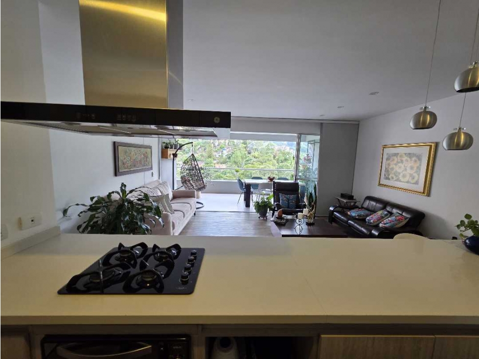 VENTA DE APARTAMENTO ENVIGADO CON ESPECTACULAR BALCÓN Y VISTA A VERDE — foto 2