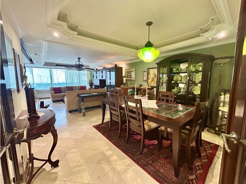 Venta de apartamento estilo clásico en el Laguito. Edificio Galeón.