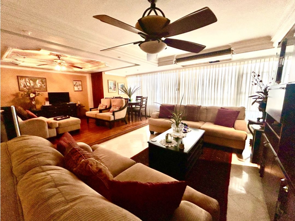 Venta de apartamento estilo clásico en el Laguito. Edificio Galeón. — foto 2