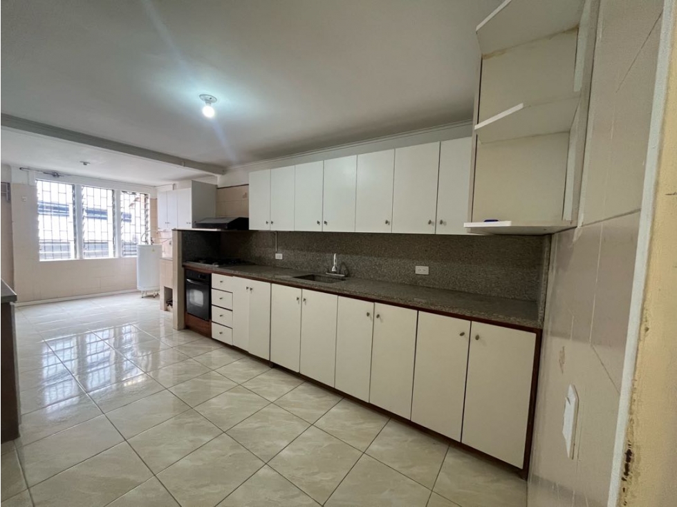 Venta de apartamento para remodelar con Terraza sector Suramericana.