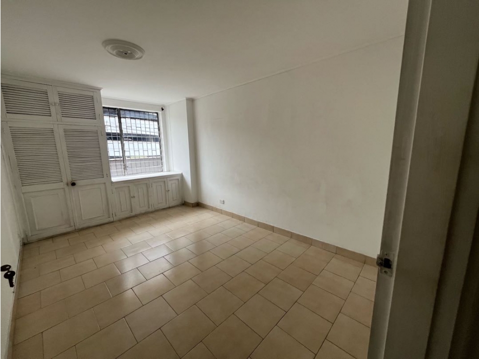 Venta de apartamento para remodelar con Terraza sector Suramericana. — foto 6