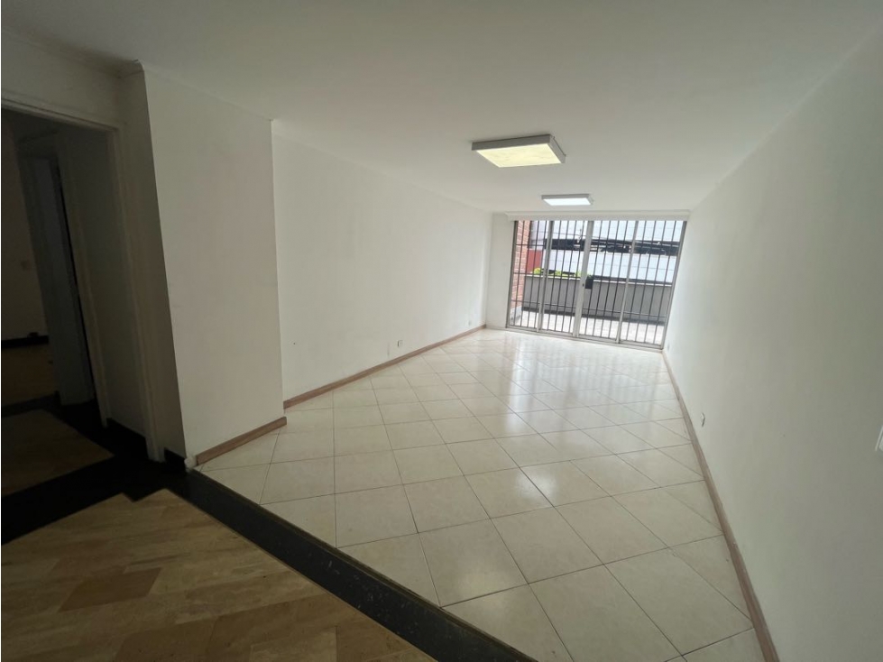 Venta de apartamento para remodelar con Terraza sector Suramericana. — foto 3