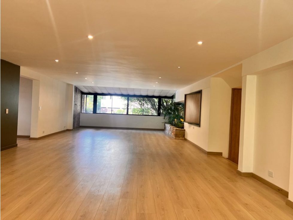 VENTA DE APARTAMENTO REMODELADO CON TERRAZA EN EL POBLADO — foto 2