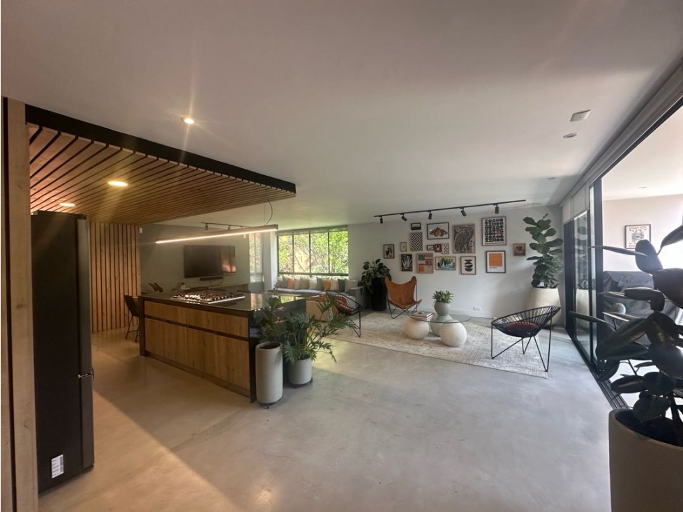 Venta de apartamento remodelado en Milla de Oro, Poblado