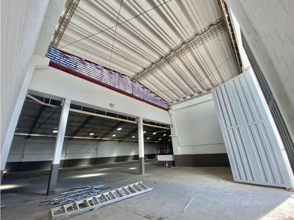 Bodega en El Bosque con Patio Logístico y Oficinas Venta o Arriendo — foto 3