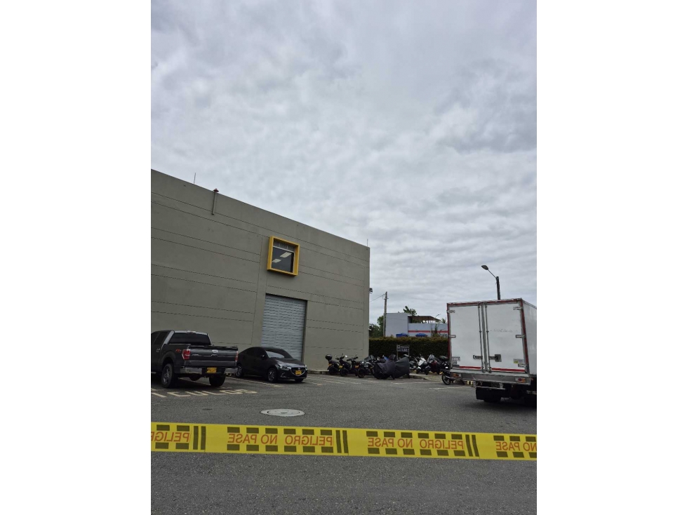 Venta de Bodega Industrial en Unidad Cerrada cerca al aeropuerto — foto 3