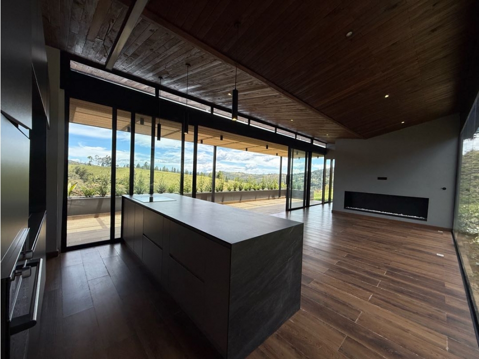VENTA DE CASA ALTO DE LAS PALMAS DE UN SOLO NIVEL EN UN LOTE DE 1886m2