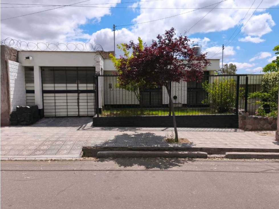 VENTA DE CASA AMPLIA EN B° SUPE SUR- GODOY CRUZ, MZA - 2