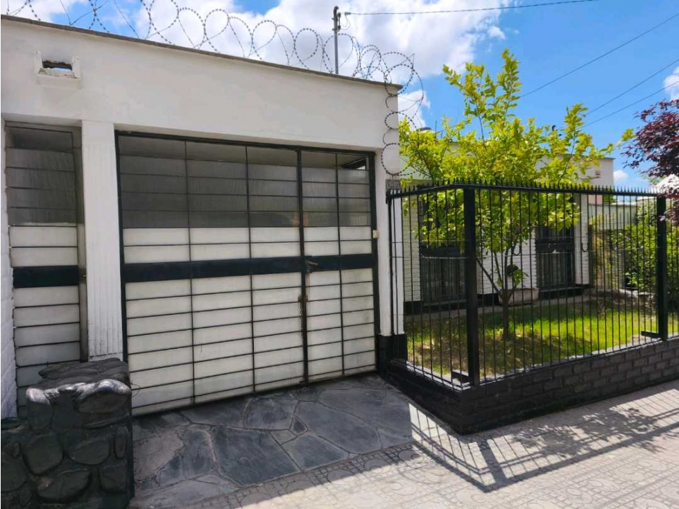 VENTA DE CASA AMPLIA EN B° SUPE SUR- GODOY CRUZ, MZA - 3