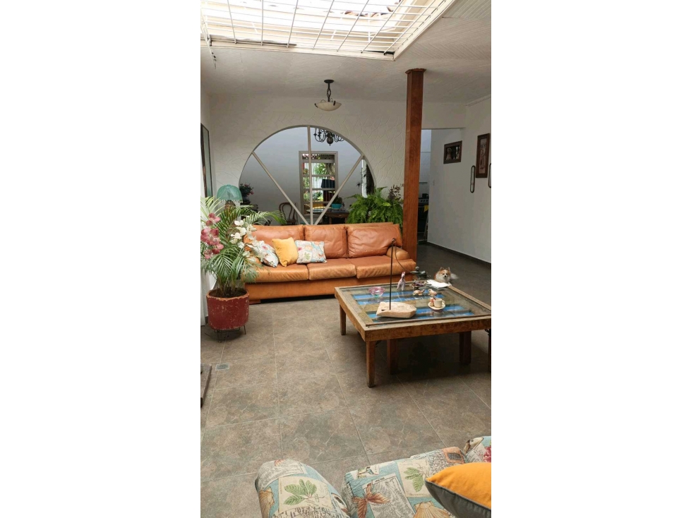 Venta de casa amplia en Barrio Uribe