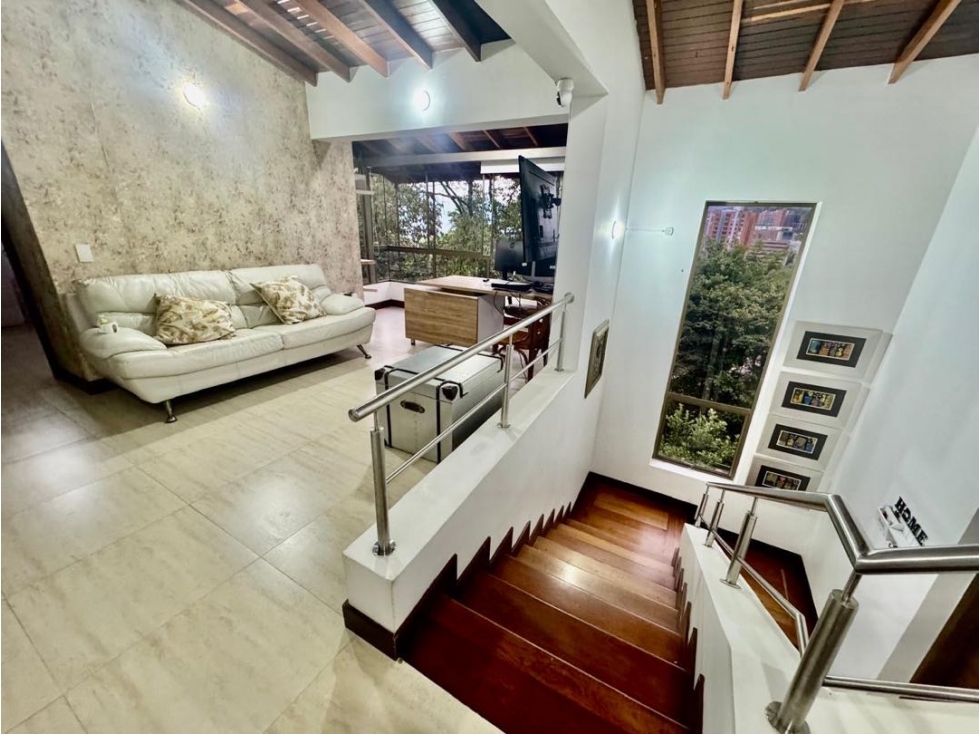 Venta de casa amplia y en una unidad excelente en el poblado