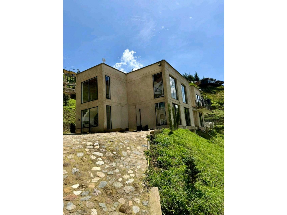 Venta de casa campestre de dos niveles en Belén Jardín (Guayacanes)