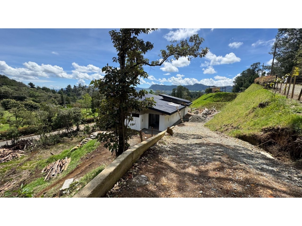 Venta de casa campestre independiente en construcción en la ceja