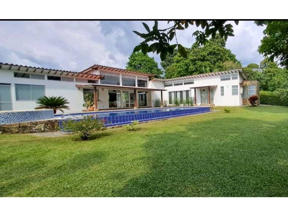 Venta de casa campestre moderna con piscina cerca club campestre