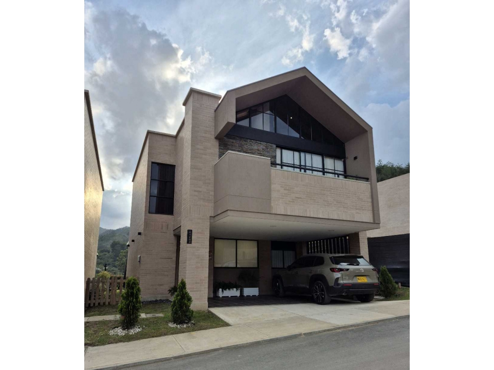 Venta de Casa Campestre Unidad Cerrada en el Retiro