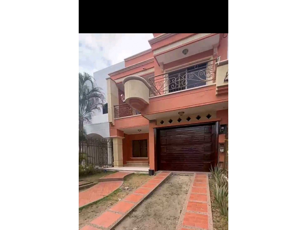 VENTA DE CASA CERCA AL CENTRO COMERCIAL VIVA