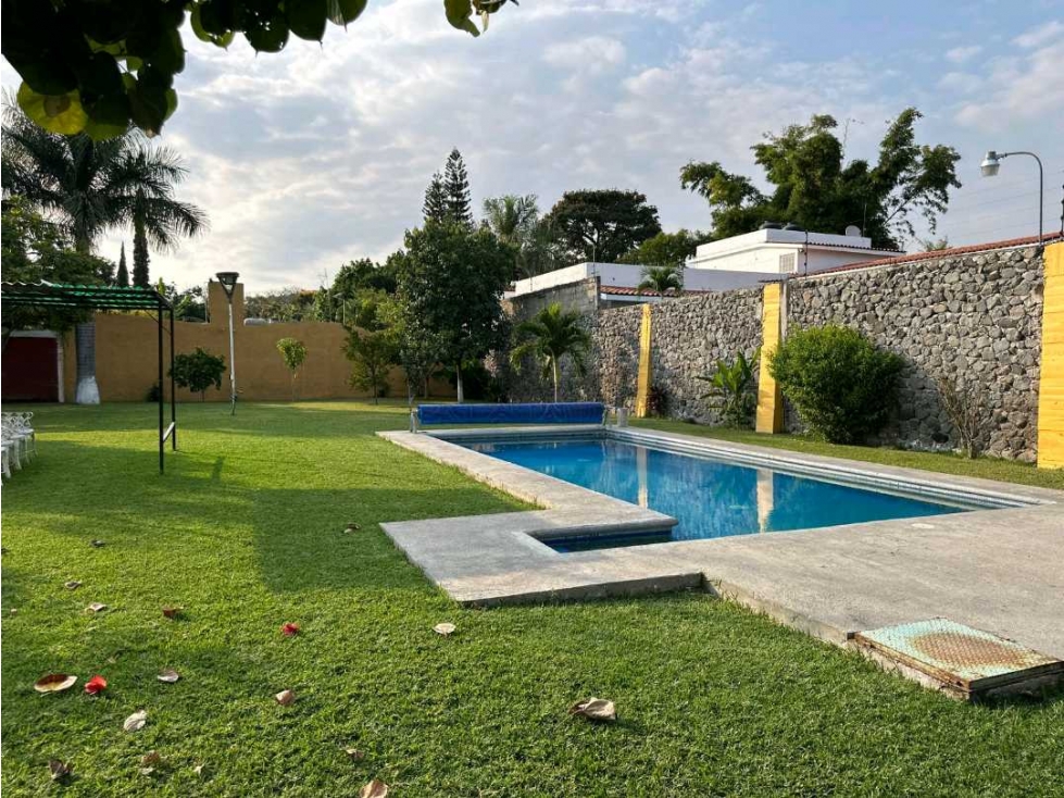 Venta de casa con alberca y jardín, en Granjas Mérida.Temixco, Morelos