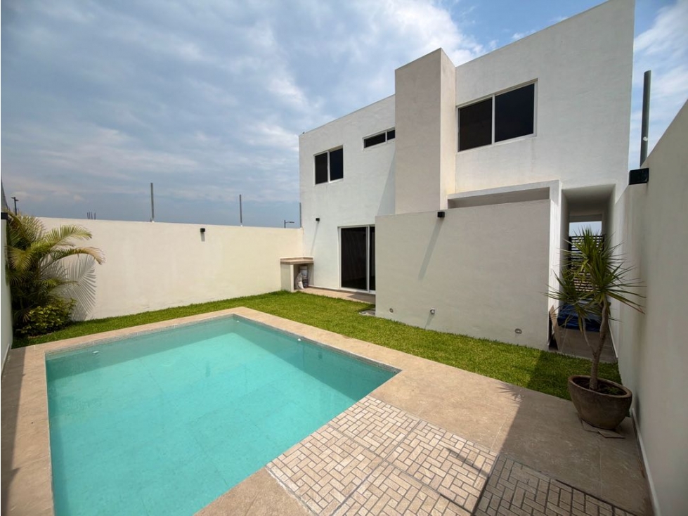Venta de casa con alberca y jardín privado en Cuernavaca 3.7 millones