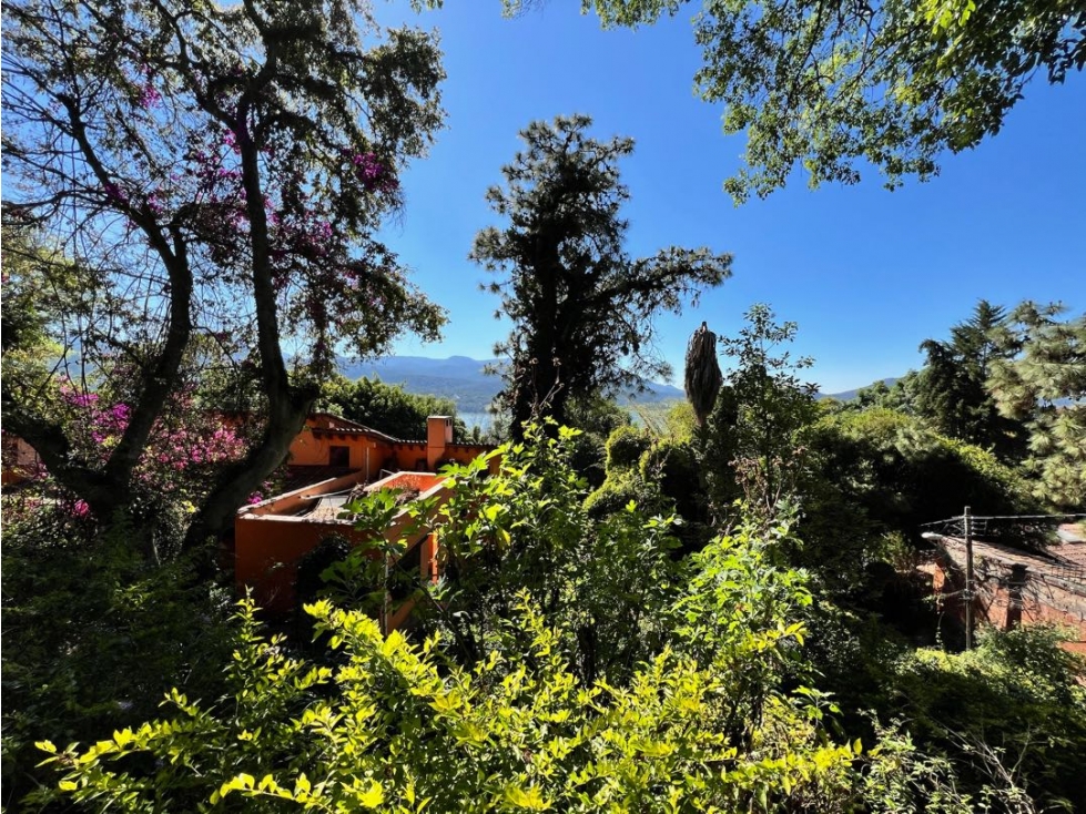 VENTA DE CASA CON AMPLIO JARDIN Y CON BUENA UBICACION | VALLE DE BRAVO — foto 2