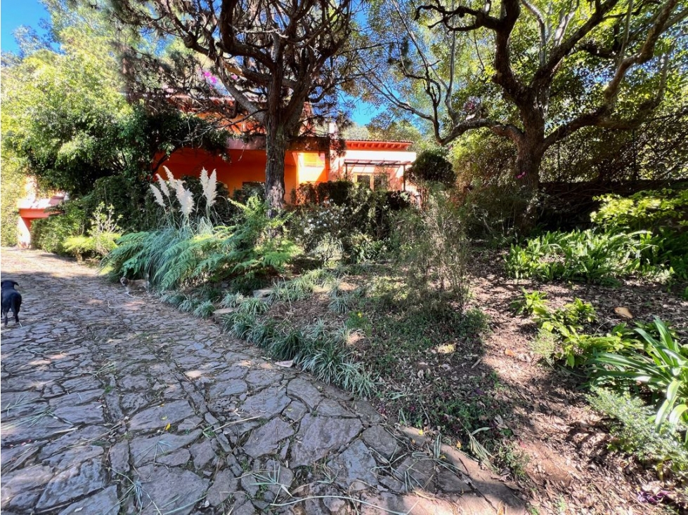 VENTA DE CASA CON AMPLIO JARDIN Y CON BUENA UBICACION | VALLE DE BRAVO — foto 3