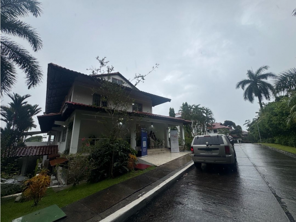 Venta de casa con area verde de 4 pisos | Ancon, Albrook