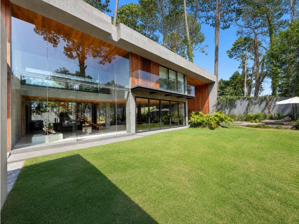 VENTA DE CASA CON JACUZZI, TERRAZA Y JARDIN I AVANDARO — foto 3