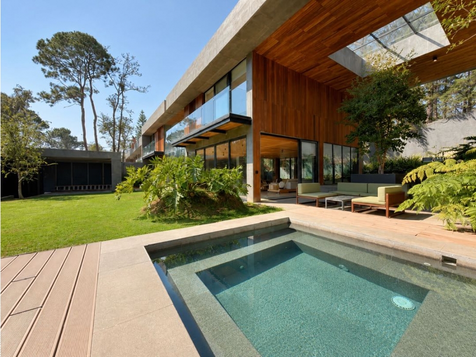 VENTA DE CASA CON JACUZZI, TERRAZA Y JARDIN I AVANDARO