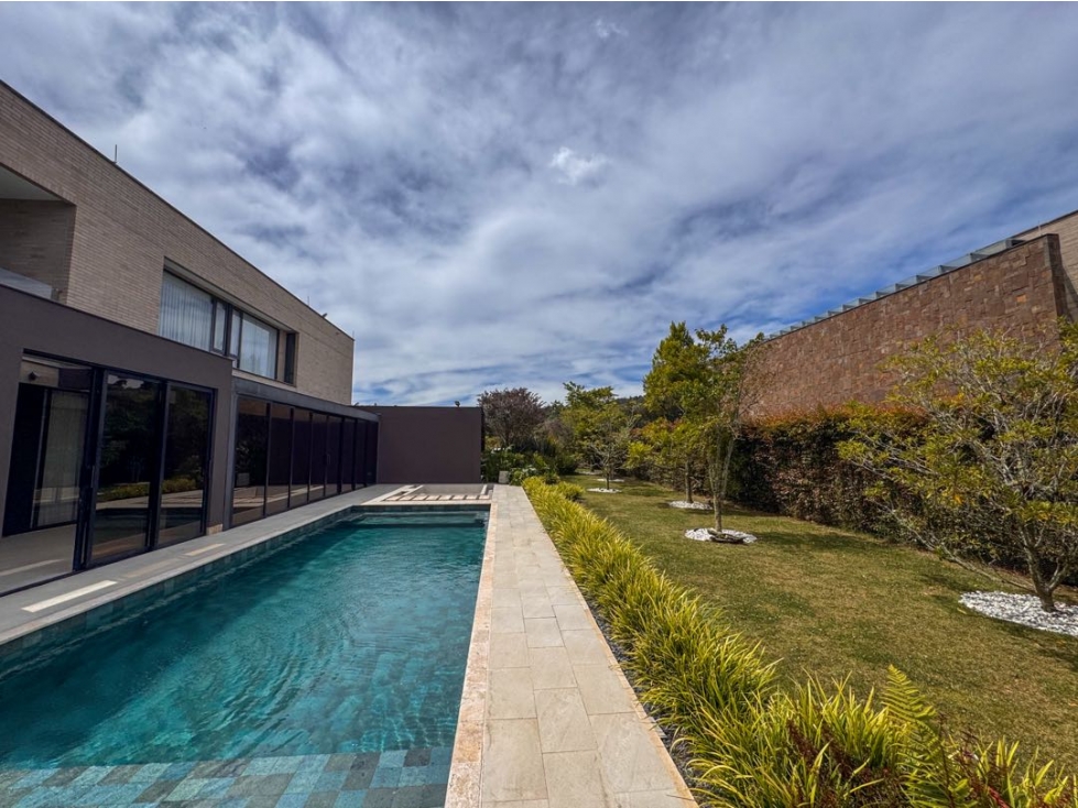 VENTA DE CASA CON PISCINA EN EL ALTO DE LAS PALMAS, ENVIGADO