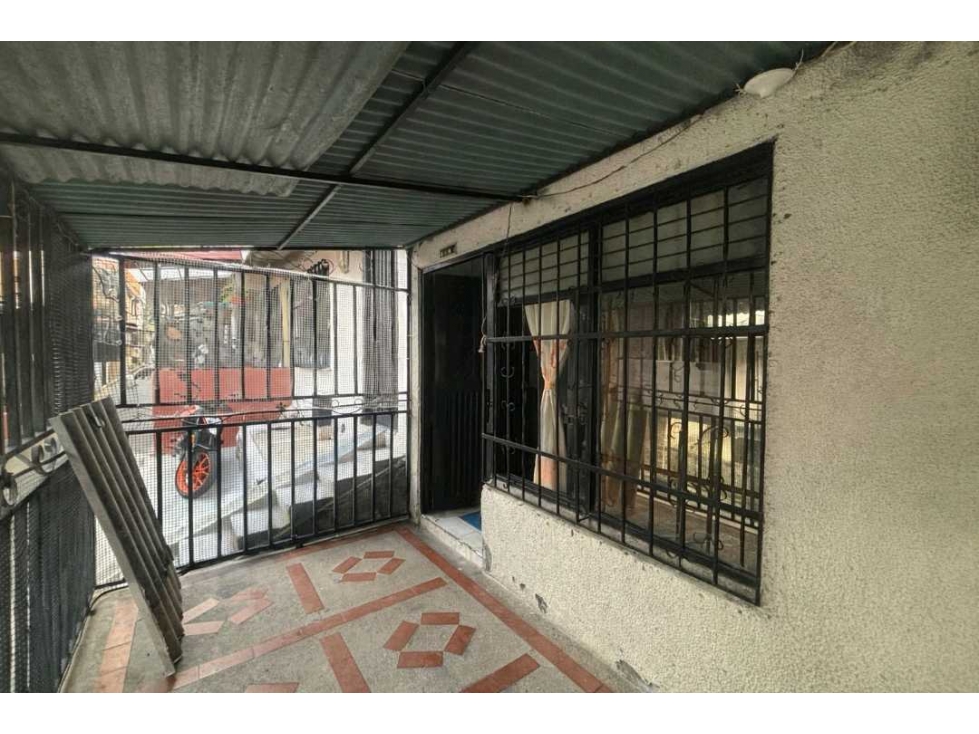 VENTA DE CASA CON PISOS INDEPENDIENTES EN LOS 2500 LOTES