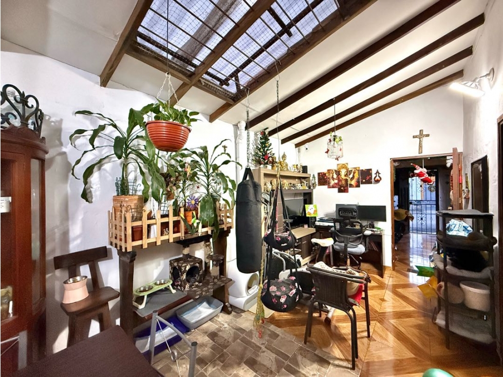 VENTA DE CASA CON POSIBILIDAD DE CONSTRUCCIÓN EN BARRIO CENTRAL BELLO — foto 3