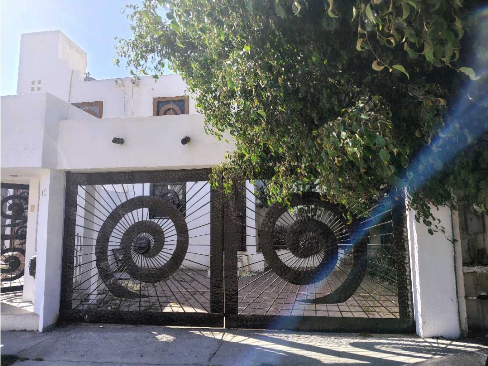 Venta de casa con terreno excedente Miramar csl