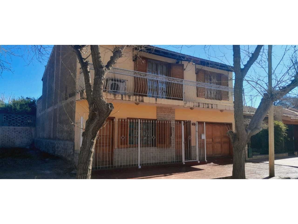 VENTA DE CASA CONFORTABLE CON QUINCHO Y PILETA, RIVADAVIA (CENTRO) - 1