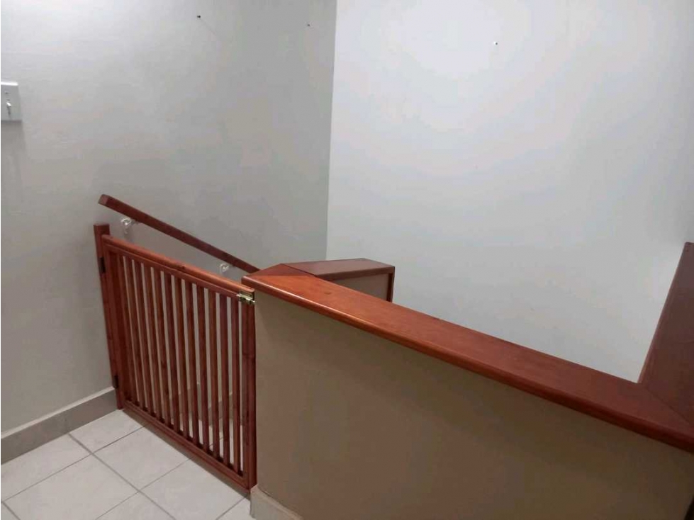 Venta de casa de 2 pisos en Las Cumbres - 4