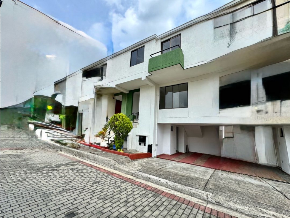 Venta de Casa de 3 niveles en El Refugio en Condominio