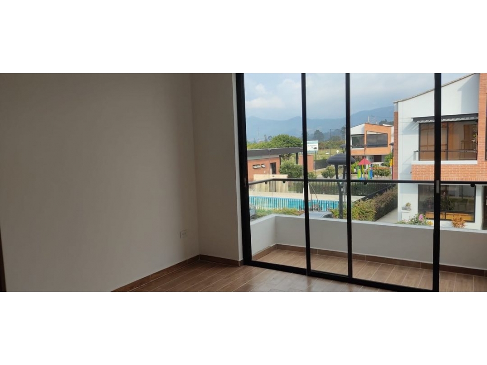 Venta de casa de dos niveles en la Ceja, unidad cerrada , El Oriente — foto 2