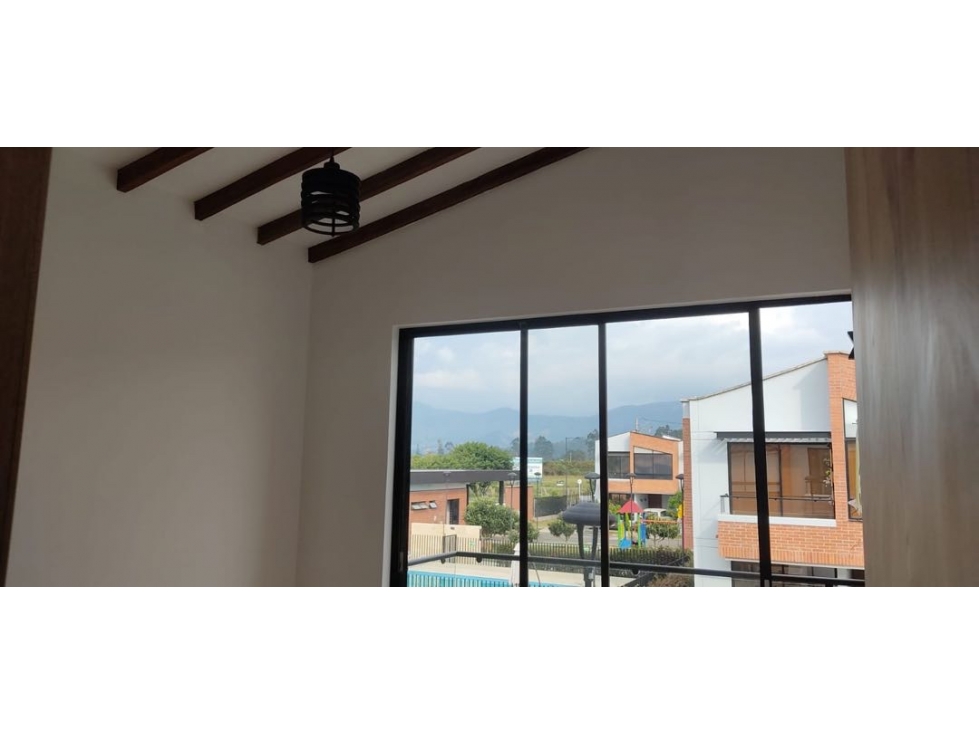 Venta de casa de dos niveles en la Ceja, unidad cerrada , El Oriente — foto 4